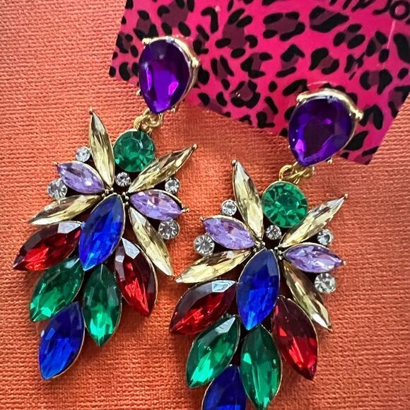 💙 Betsey Johnson stunning & colorful crystal dangle earrings 💙 - Picture 1 of 6